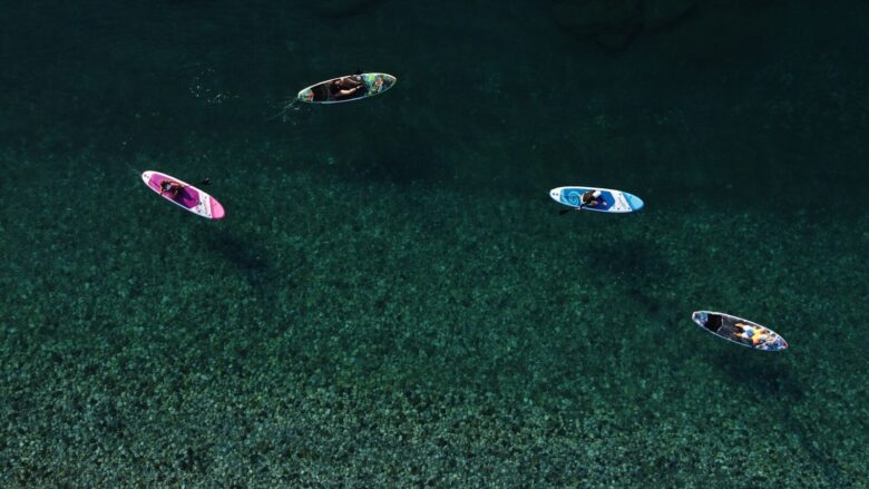 Verschillende supboards in het water