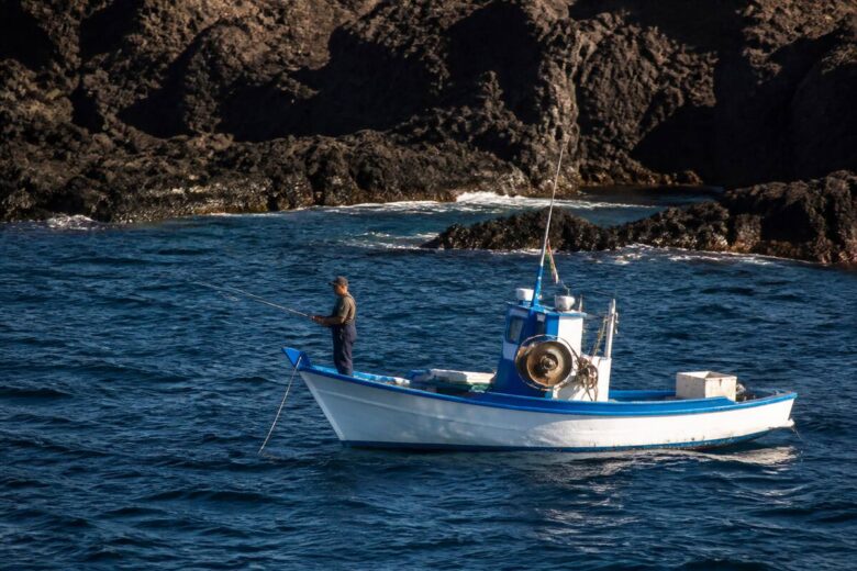 Fisherman op een boot bij de kust van Lanzarote met zicht op de Atlantische Oceaan